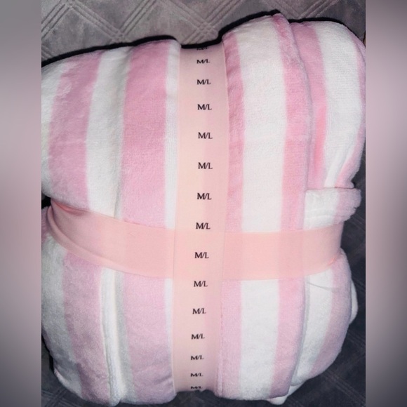 Victoria’s Secret short cozy robe in pretty blossom stripes size XS/S - Picture 6 of 6